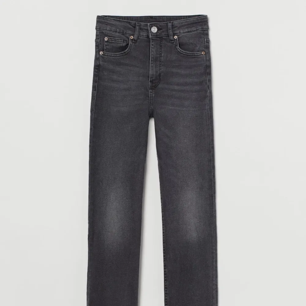 Säljer mina gråa jeans med slits från hm. Knappt använda så i bra skick💕. Jeans & Byxor.