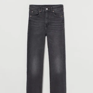 Gråa jeans med slits  - Säljer mina gråa jeans med slits från hm. Knappt använda så i bra skick💕