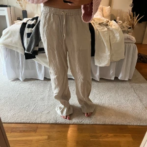 Linnebyxor arket - Säljer dessa linnebyxor från arket. Använda ett fåtal gånger så i mycket fint skick. Skicka för fler bilder😇