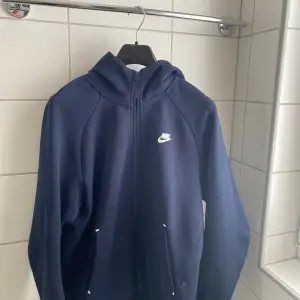 Marinblå Nike hoodie/ tech hoodie storlek L, bra skick och inga defekter! 