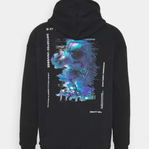 Hoodie från Youturn med ett stort tryck på hela ryggen! Köpt för 419kr säljer för 170! Den är i storlek M men oversized.