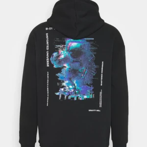 Hoodie - Hoodie från Youturn med ett stort tryck på hela ryggen! Köpt för 419kr säljer för 170! Den är i storlek M men oversized.