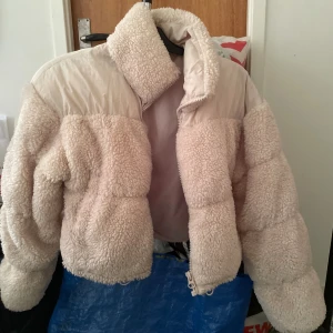 Jacka - Fluffig jacka från HM, funkar för vintern/höst värmer jätte bra! Den är xxs men är väldigt stor i storleken, passar mig som brukar ha S