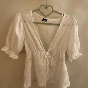 Vit topp - Säljer den här jätte fina toppen från Gina tricot. Storlek S! Den är nästan helt ny 