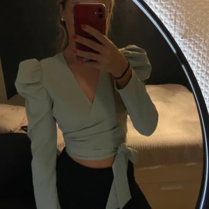 Fin topp - Grön söt topp från fashionnova köpt flera år sedan, använd en gång! Mycket bra skick🤍🤍