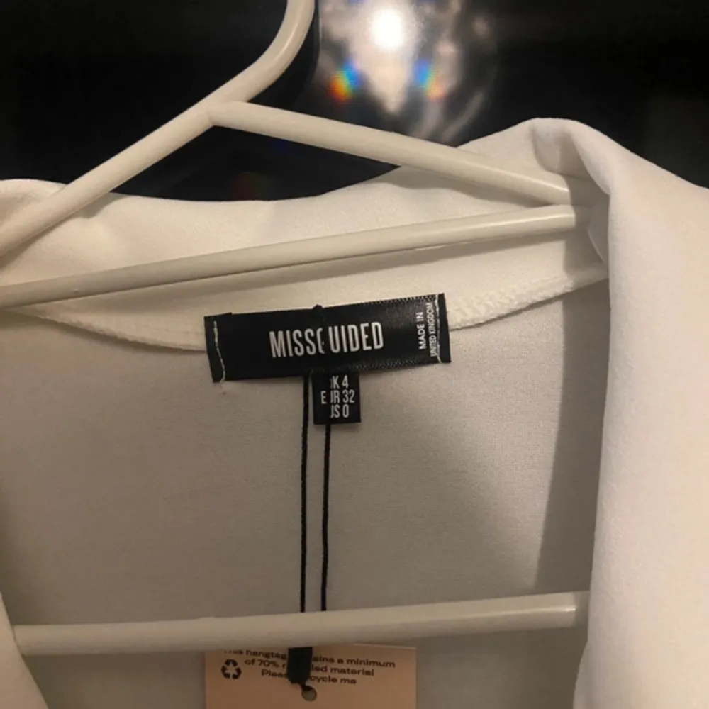 Säljer min vita kavajklänning från missguided, aldrig använd. Stl 32🤍🤍. Klänningar.