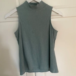 tröja med krage - Tröjan är i väldigt bra skick har bara använt den 1 gång. Tröjan är i storlek S och är från eight stockholm🥰