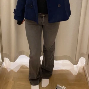 Low waist bootcut jeans  - low waist bootcut jeans ifrån Abrand jeans. nypris 999kr och dem är nästan aldrig använda, är i super bra skick. (lite skrynkliga från att ha legat i garderoben länge). storlek 27 passar mig som har 36/38, pris kan diskuteras vid snabb affär 💞