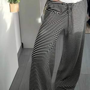 Säljer mina soft striped trousers från ginatricot i storlek S! Perfekta nu till våren💕 (LÅNADE BILDER)