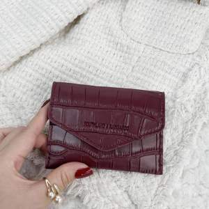 En mini plånbok som är i färgen brun. Jättefin och passar alla. 🤎🤍
