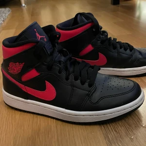 Air Jordan 1 Mid  - Air Jordan 1 Mid storlek 36.5 Köpta på kicksnstuff Nästan helt nya, använt fåtal gånger 