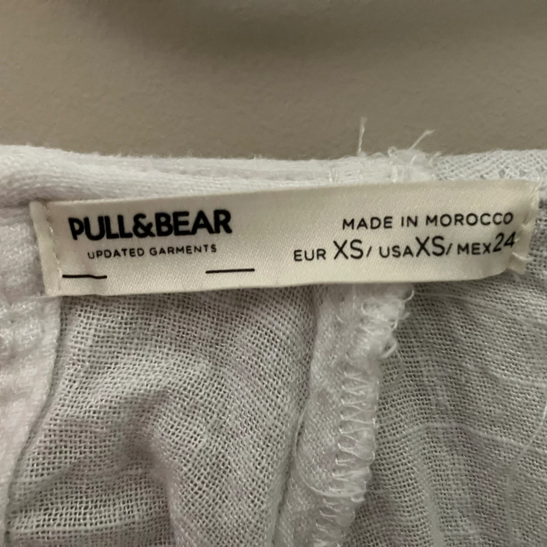 Vit crop-top med långa puffärmar  - 91