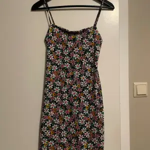 Blommig klänning i stretchigt tyg från Zara i storlek M. Använd 1 gång! 