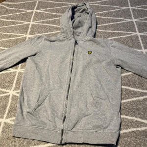 Lyle Scott zip hoodie  - Lyle scott zip tröja, bra skick, lite skrynklig men går att fixa, storlek S/M, pris går att diskutera 