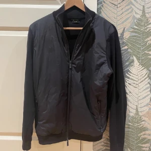 Massimo Dutti Jacka/Cardigan - Skön Massimo Dutti cardigan i storlek M, finns ett litet hål på insidan som inte syns utåt o märks inte alls, skick 8/10