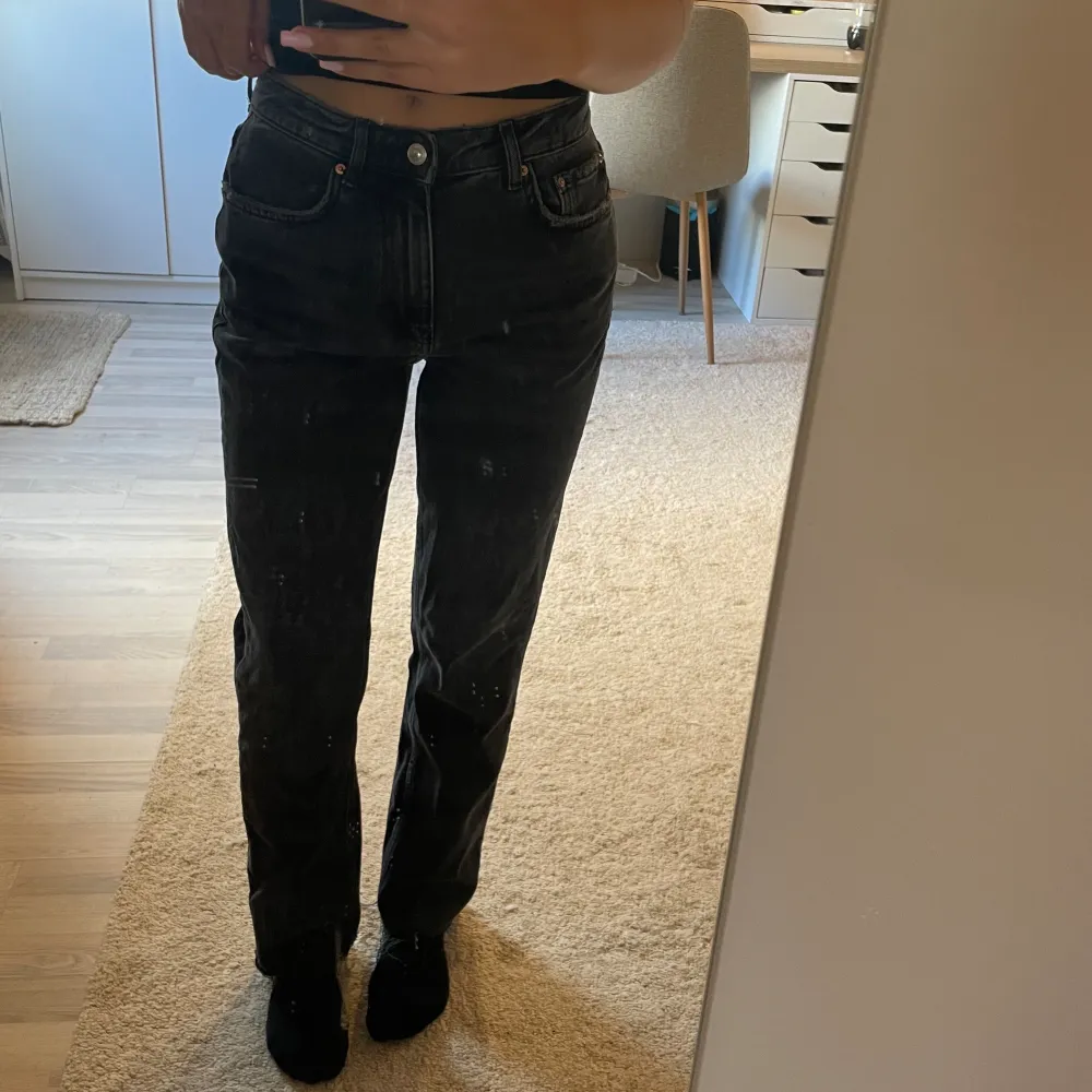 Svarta raka premium denim från Gina. Använt nån gång, inte så stretchiga utan mer ”hårda” i materialet 🩷 Mid waist . Jeans & Byxor.