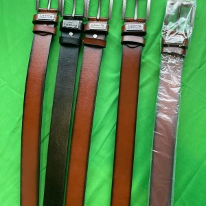 10 st herrbälten av hög kvalite 130 CM - Missade inte chansen att förvärva dessa 10 stilfulla bälten med en längd på 130 centimeter vardera. Med en jämn fördelning av 5 svarta och 5 bruna bälten får du en mångsidig kollektion som passar alla tillfällen. Varje bälte är tillverkat av högkvali