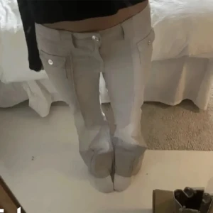 Hm jeans  - Så snygga Low waist jeans med fickor från hm! 🩷 har sprättat upp de längst ner så de ska sitta lite längre på mig som är 165! Intressekoll och säljer endast vid bra bud!