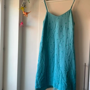 Klänning hennes 90-tal grunge 46/48 men passar M  - Klänning från 90-talet från Hennes. Den är storleksmärkt med 46/48 men passar M. Vårig och fin. 