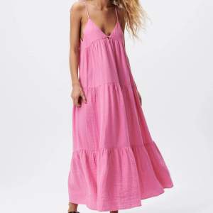 Säljer denna volangklänning från Zara i rosa. En perfekt sommarklänning! Passar även M 🩷🩷
