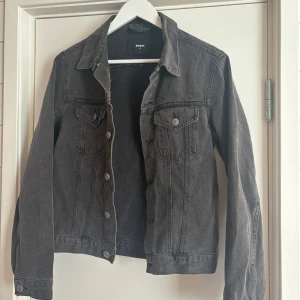 Svart jeans jacka - Svart/grå jeans jacka från BikBok. Är en xs i storlek men är en oversized modell. 