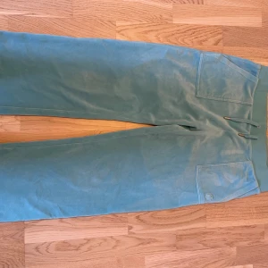 Juicy Couture byxor - Jag säljer dessa byxor pågrund av att de inte passar mig. Jag köpte dem på Plick och de har några defekter som man kan se. Vissa kanske kan gå bort med lite vilja men inget jag har lyckats med . Stl L men de är av klippta i benen (av tidigare ägare)