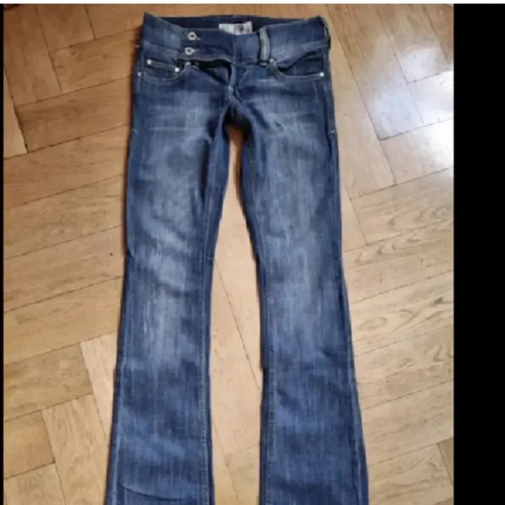  Säljer dessa jeans då det tyvärr inte passar mig💗. Jeans & Byxor.