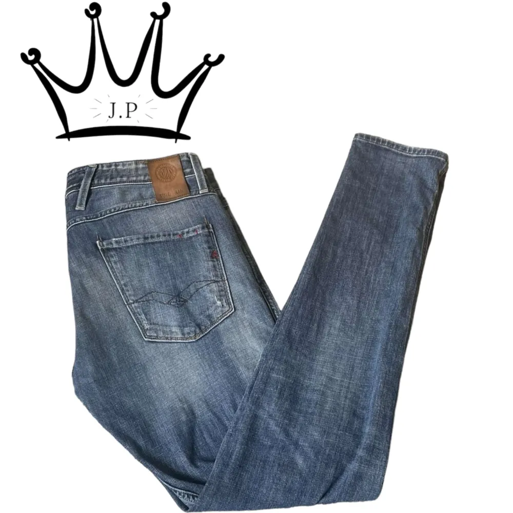 Säljer den populära modellen Anbass av Replay! Jeansen är i strålande skick, 9/10. Passar modellen på bilden perfekt som är 189 och 75 kg! W33/L34. Kontakta oss för fler bilder, frågor eller funderingar!. Jeans & Byxor.