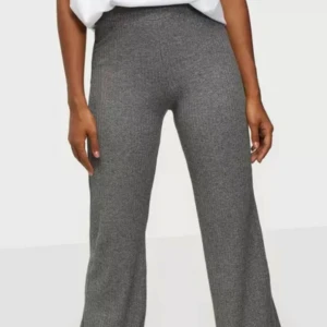 Gråa Ribbade Byxor - Fina gråa stretchiga byxor✨ Säljer eftersom jag inte använder dom längre. Super bra kvalitet utan defekter💘