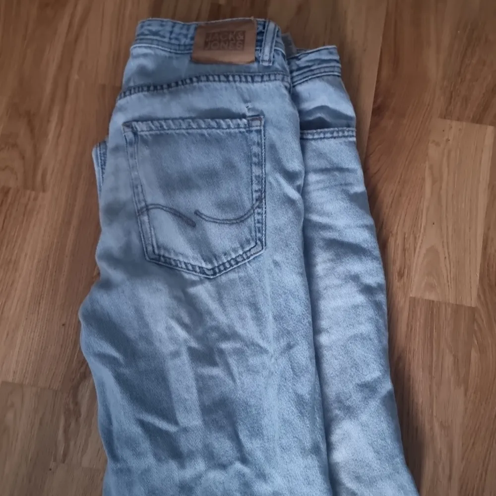 Tjena!! Säljer mkn jsck and jones jeans som inte jag inte använder längre. Dem är i storlek 176 men de e typ som s Kan gå ner i pris 💯. Jeans & Byxor.