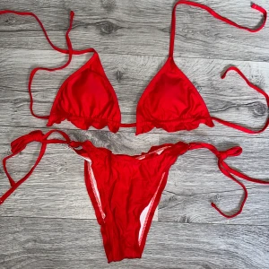 Röd bikini  - Storlek M 