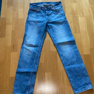 Ett par weekday jeans i storleken 27 32. Jeansen är snålt använda och i bra skick. Modellen heter Klean och passformen är straight