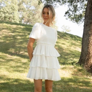 studentklänning - Jättefin vit klänning i från objectrare, säljer för jag hittat en annan och då de inte fraktar till Sverige så kan jag inte returnera. Kostade 1000kr