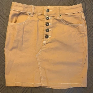 Denimkjol i beige!! 🫶🏼 - Jättefin beige sommarkjol!! Passar jättefint med allt! Säljs då den är för liten, men har aldrig använts. Inga fel 🫶🏼