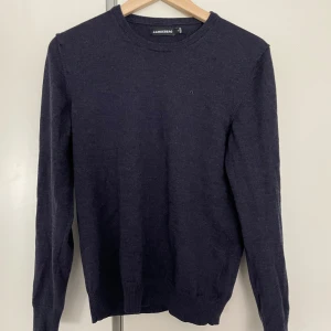 J.Lindberg stickad tröja - Skön J.lindberg stickad tröja. I bra skick, använd få gånger. Nypris 1.2k. 