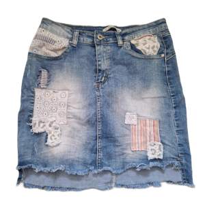 En superfin lågmidjad jeans kjol med olika detaljer på 🫶🏼 Nypris är ungefär 500-600 kr, säljer den för 360 kr + frakt då den aldrig är använd! Den är i nyskick 💘