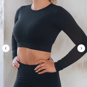 Aim'n träningströja - Använt ett par gånger men fortfarande i bra skick. Ganska tight så passar även XS. Figurnära och bekväm. Orginalpris: 500kr. Slutsåld från orginal butik. 