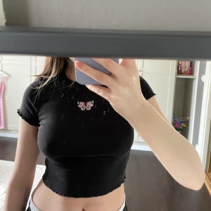 Fjärils croptop - Säljer denna croptop då den inte kommer till använding mer. Köpt för några år sen på H&M och använd några gånger - därav priset. Stretchigt material!