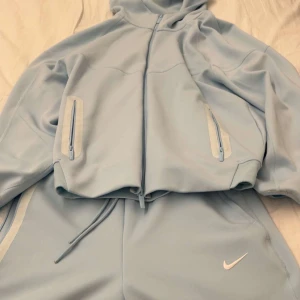 Nike tech tracksuit  - Helt ny Nike tracksuit tunn och funkar perfekt inför våren/kalla sommar kvällar vid intresse eller frågor hör av dig!