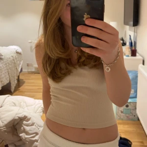 Söt topp - Säljer denna super fina toppen från h&m😊 strl s och inte använd en ända gång så i nyskick!!❤️ kan gå ner i pris