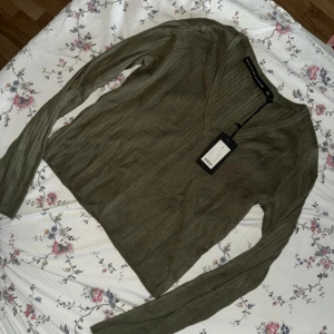 Skjol sett med Långarmad tröja  - Köpt och aldrig använt, prislappen på. 