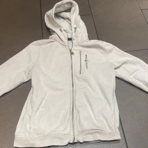 Sail racing zip hoodie - En vit sail racing hoodie i ganska bra skick. Har haft den i cirka ett år så inte helt ny.