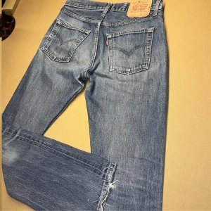 Levi’s jeans - Säljer dessa  Levi’s 555, som är jätte fina nu till sommaren! Sitter bra och har en fin bootcut. Skick 8/10 skriv om ni har några frågor (: