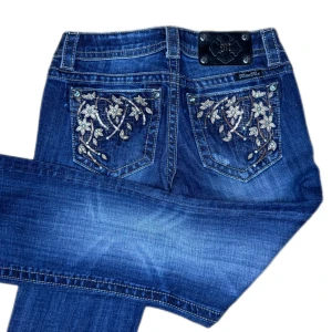 MISS ME JEANS - Miss Me jeans i modellen ”JP5930B2/boot” midjemåttet rakt över är 37cm. Ytterbenet 104cm och innerbenet 84cm. Jeansen är som helt nya. Kontakta vid intresse!