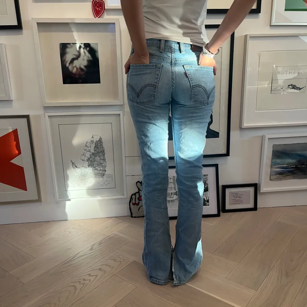Så snygga Levis jeans som e lågmidjade med slits!!. Jeans & Byxor.