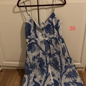 Sommarklänning  - Underbar sommarklänning som är knappt använd och är i mycket gott skick! Storlek finns på bilden.