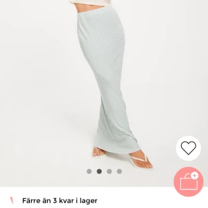 Maxi skirt Nelly  - Säljer min ”I love it maxi skirt” från Nelly🩷 den är så fin men trivs tyvärr inte i den därför endast använd 1 gång!  Slut på lager hos Nelly, inköptes för 399kr 🩷  Säljer för 200kr  + frakt Storlek S 