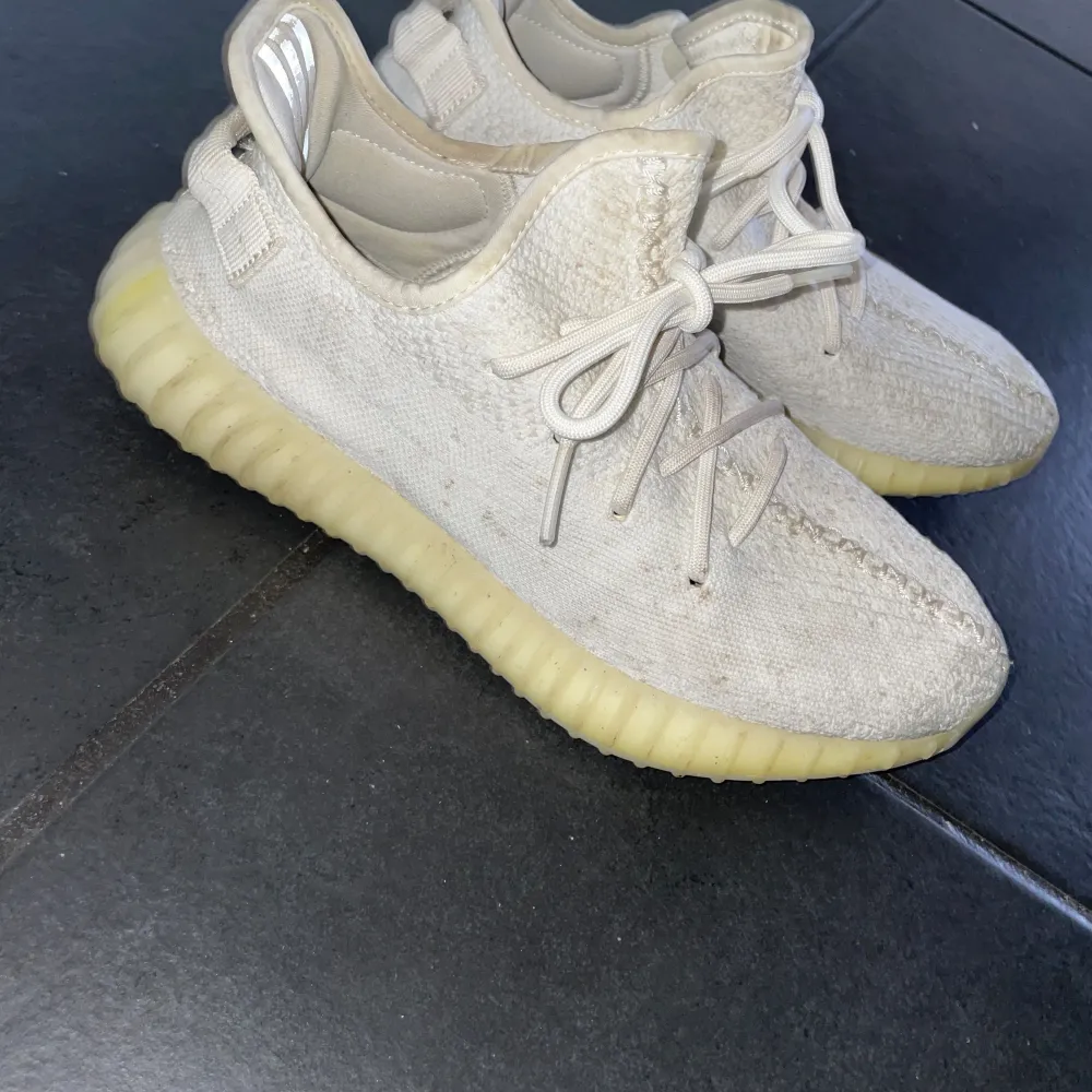 Säljer ett par Yeezys nu som börjar bli för små till mig, som är i bra skick skulle jag säga men är såklart använda ett par gånger, och betalning sker via swish, pris kan diskuteras:). Skor.