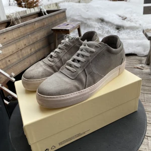 Axel arigato skor - Köpa av min kompis men då dom var lite väl stora för mig spöket jag dom vidare. Skorna är köpta från arigatos hemsida och är i bra skick bortom att dom är lite smått skitiga😁  Kan hämtas upp på Haga i Umeå eller fraktas👍