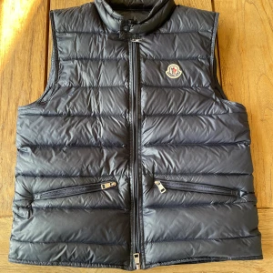 Moncler gui - Moncler gui väst i nyskick kom privat om ni vill veta mer